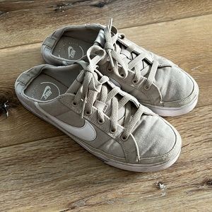 Nike slip on sneaker 7.5